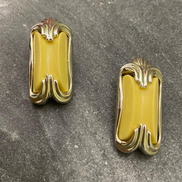 Vintage Jewelry - Vintage Yellow Gold Clip On Earrings